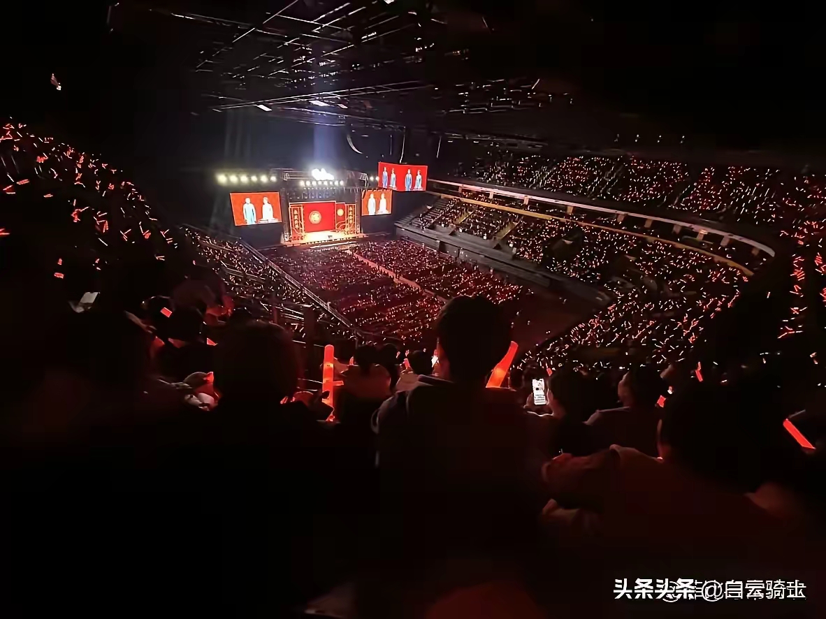 爱游戏大厅-赛场上一派火爆景象，观众掌声雷动