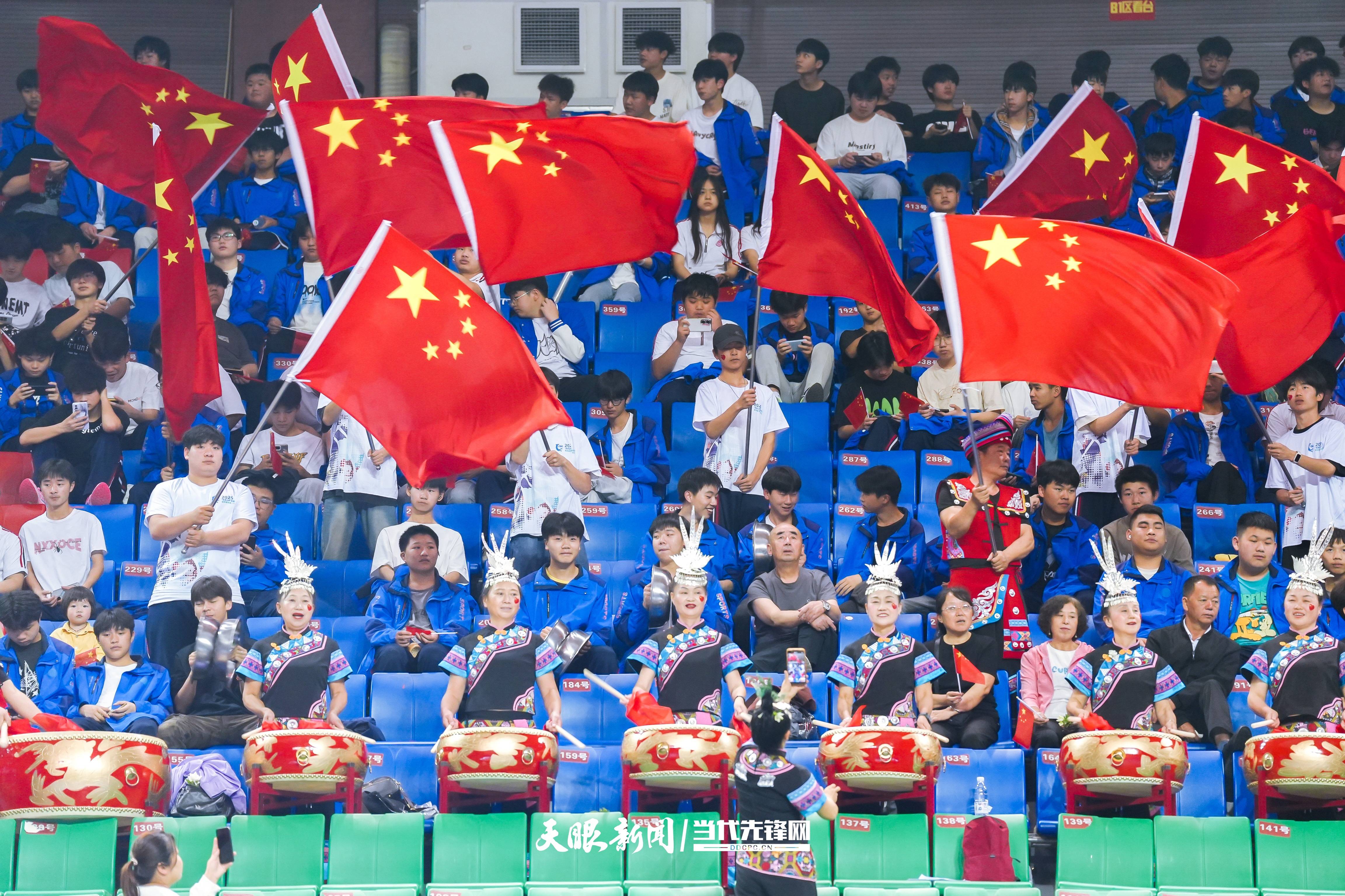 包含成千上万观众观看全球篮球赛事的词条