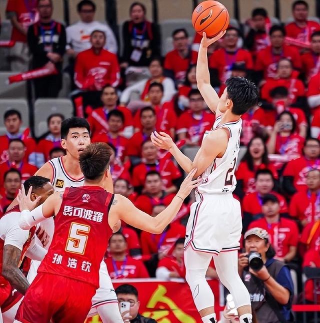 深圳队惊险击败湖南男篮，勇夺胜利