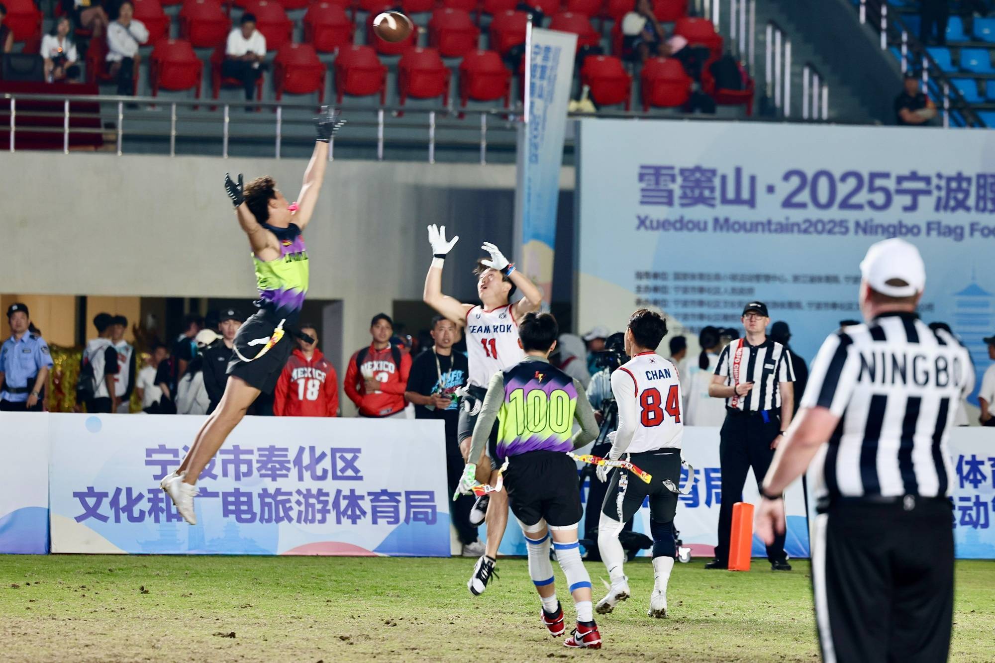 爱游戏-关于精彩纷呈的比赛，观众欢呼不已的信息