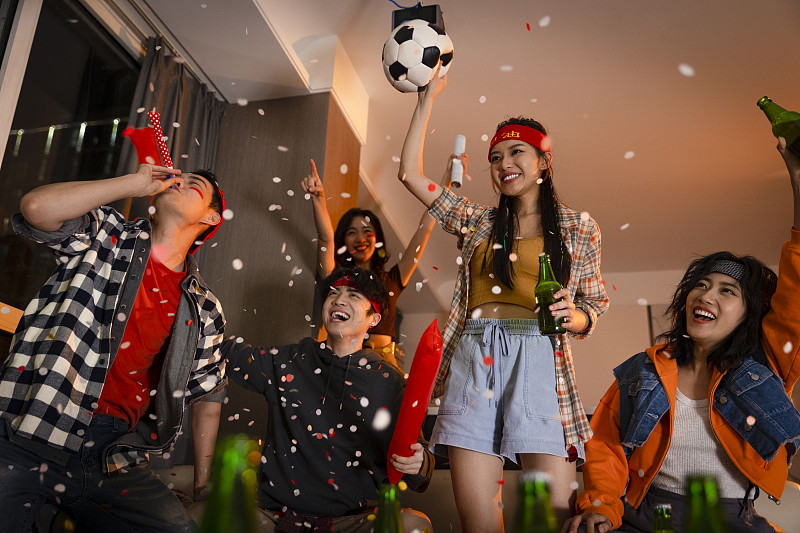 关于精彩纷呈的比赛，观众欢呼不已的信息