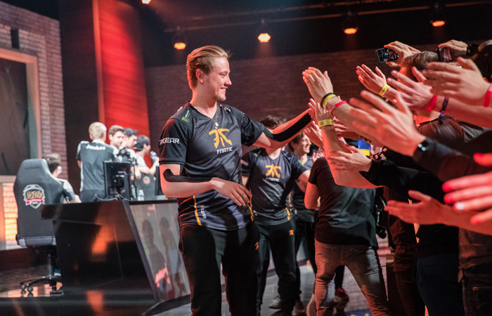 爱游戏tv-关于CLG绝杀FNC，Viper拿下关键大龙鏖战多局成都决赛之夜，成为赛场最大亮点的信息