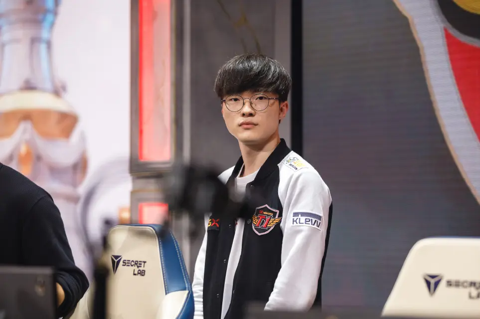 爱游戏大厅-NS血洗SHR，Xiaohu关键团战开团秒人宿敌对决淘汰赛，锁定晋级资格