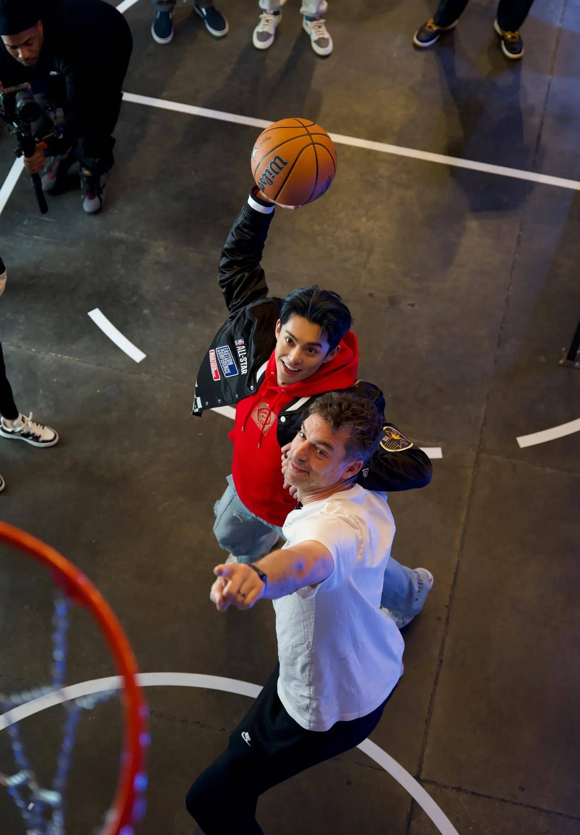 NBA明星球员在社交媒体分享训练日常，球迷感到亲近的简单介绍