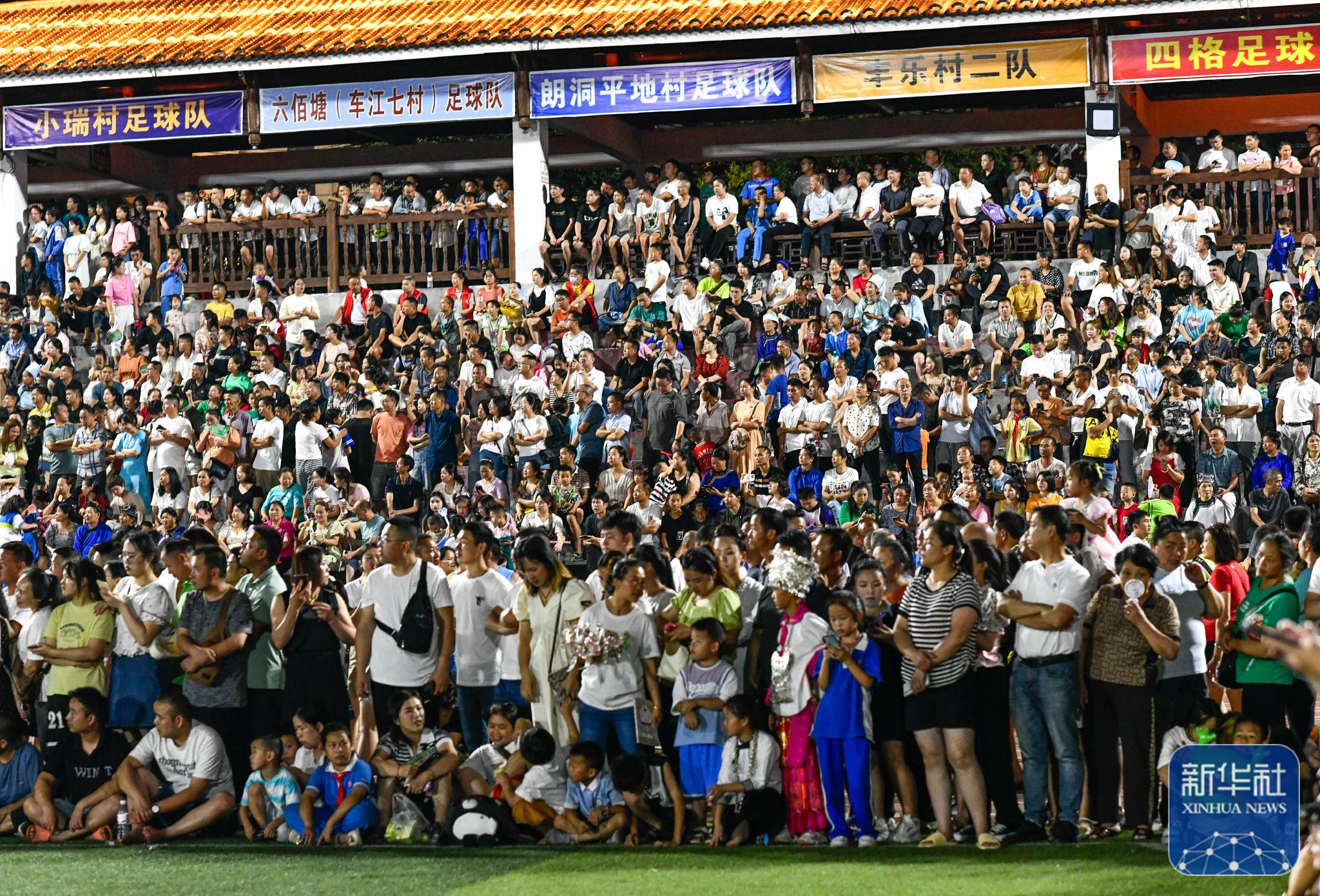 足球比赛节奏明快，观众热情高涨