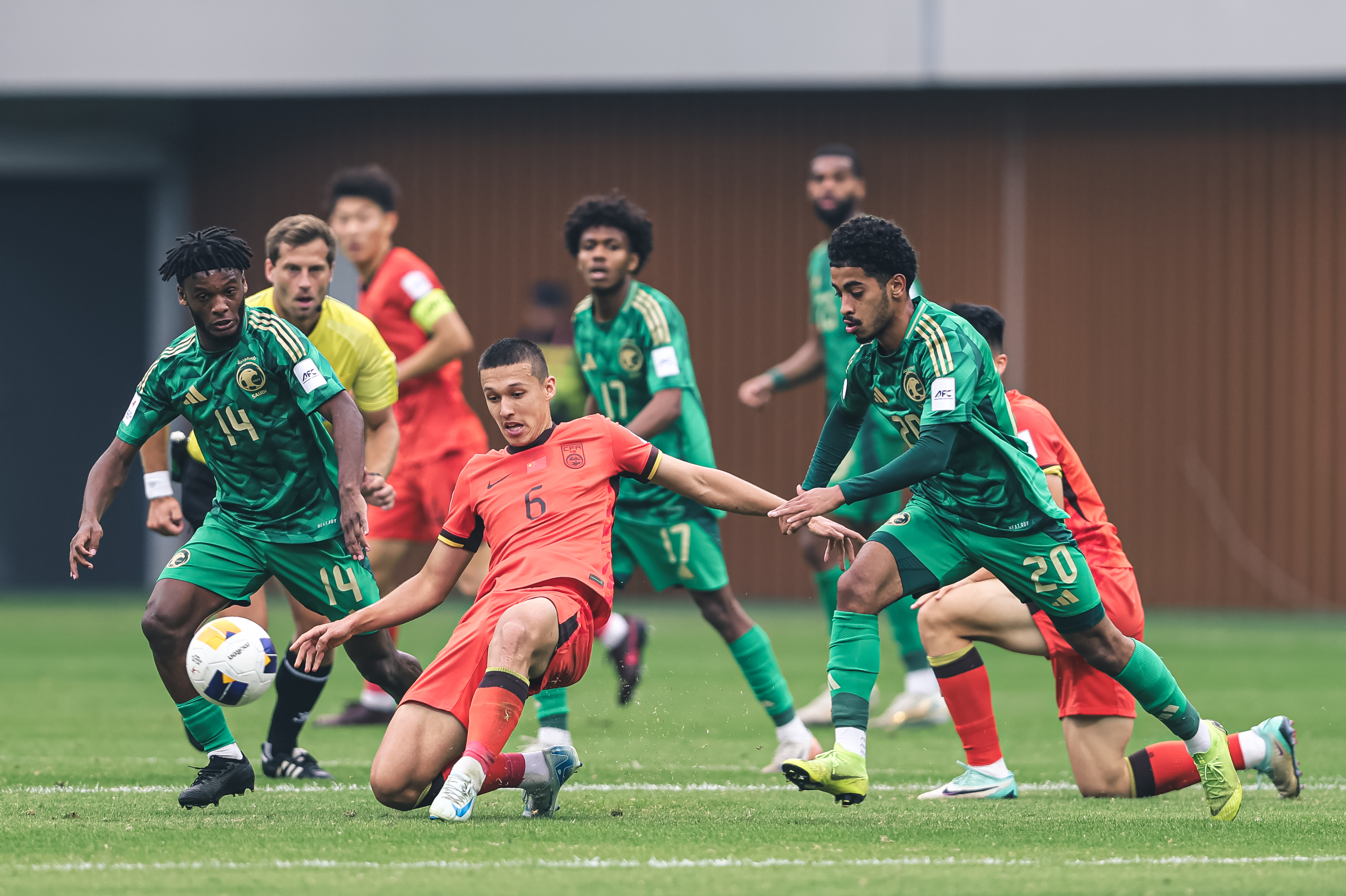 亚足联杯赛明星球员表现抢眼