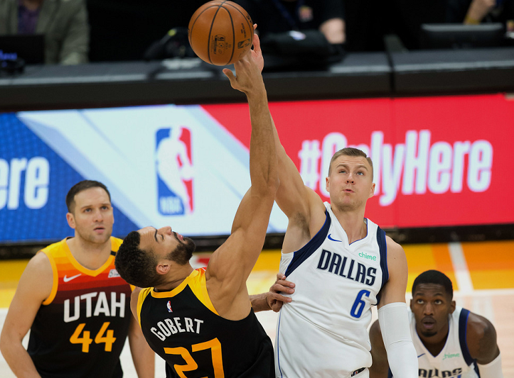 爱游戏tv-爵士客场连胜，晋级半决赛一步之遥