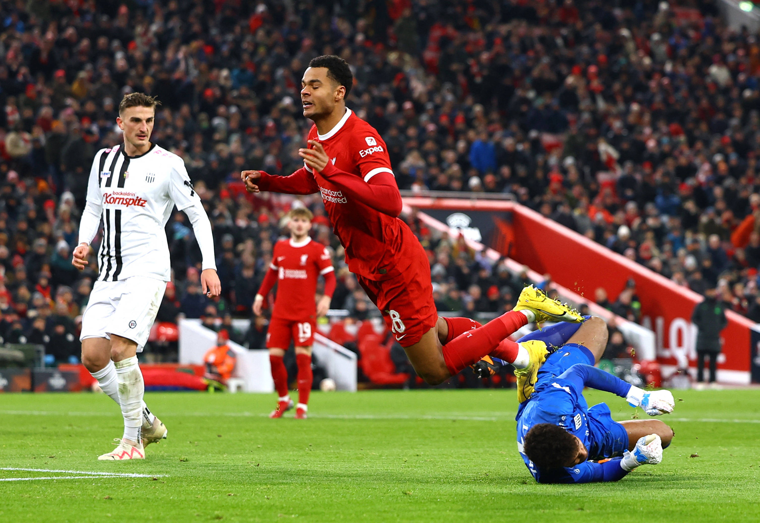 西汉姆联客场击败对手，实现三连胜的简单介绍