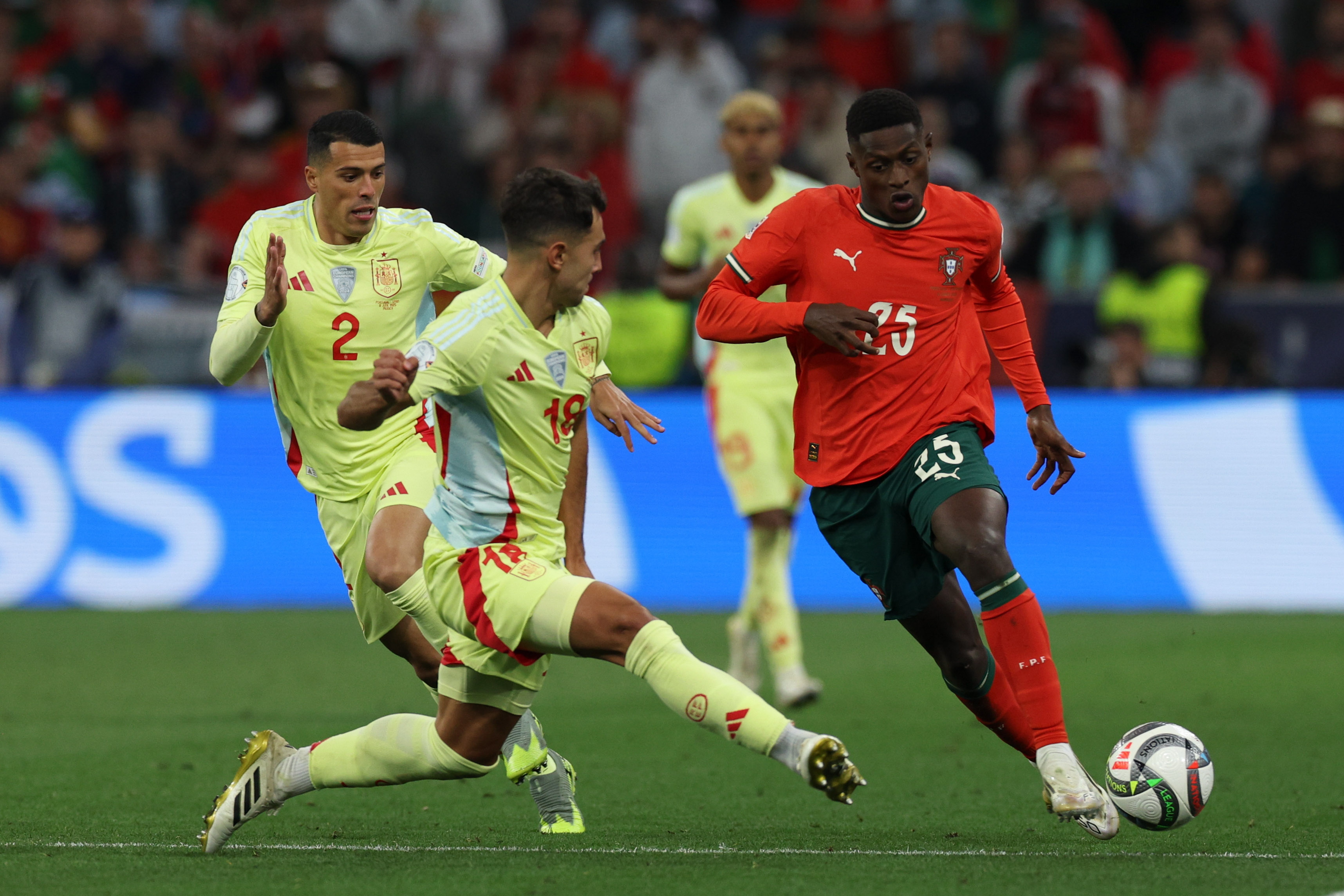 爱游戏娱乐-国际足坛震撼！欧国联夺冠，英格兰夺冠