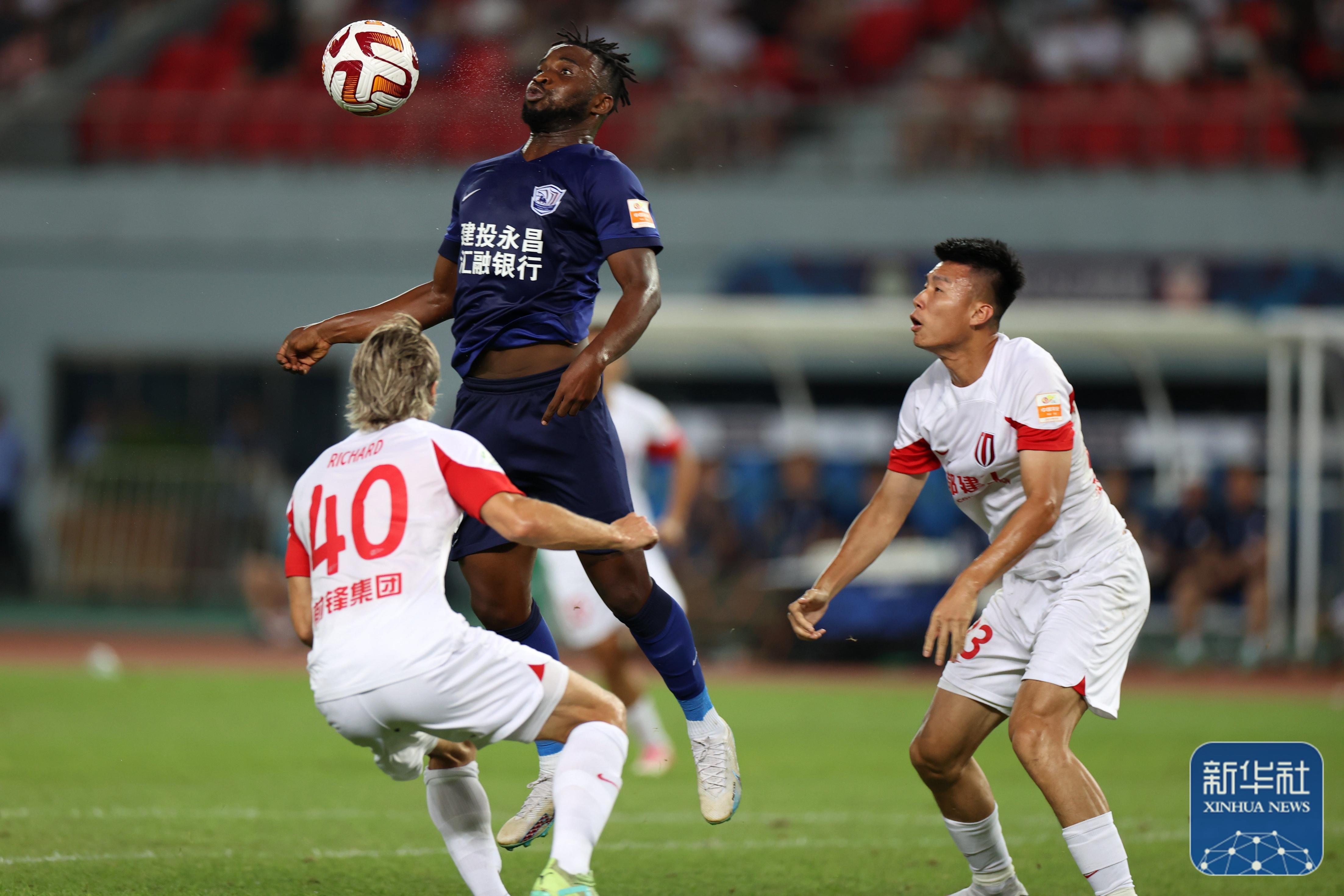 爱游戏官网-雄狮之争！国内足球壮哉胜负，球员技艺高超，精彩纷呈！