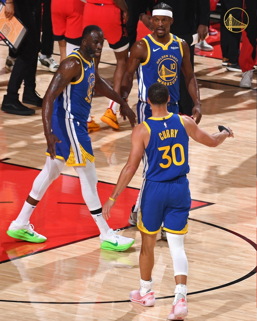 勇士队大胜鹈鹕队，库里砍下三双